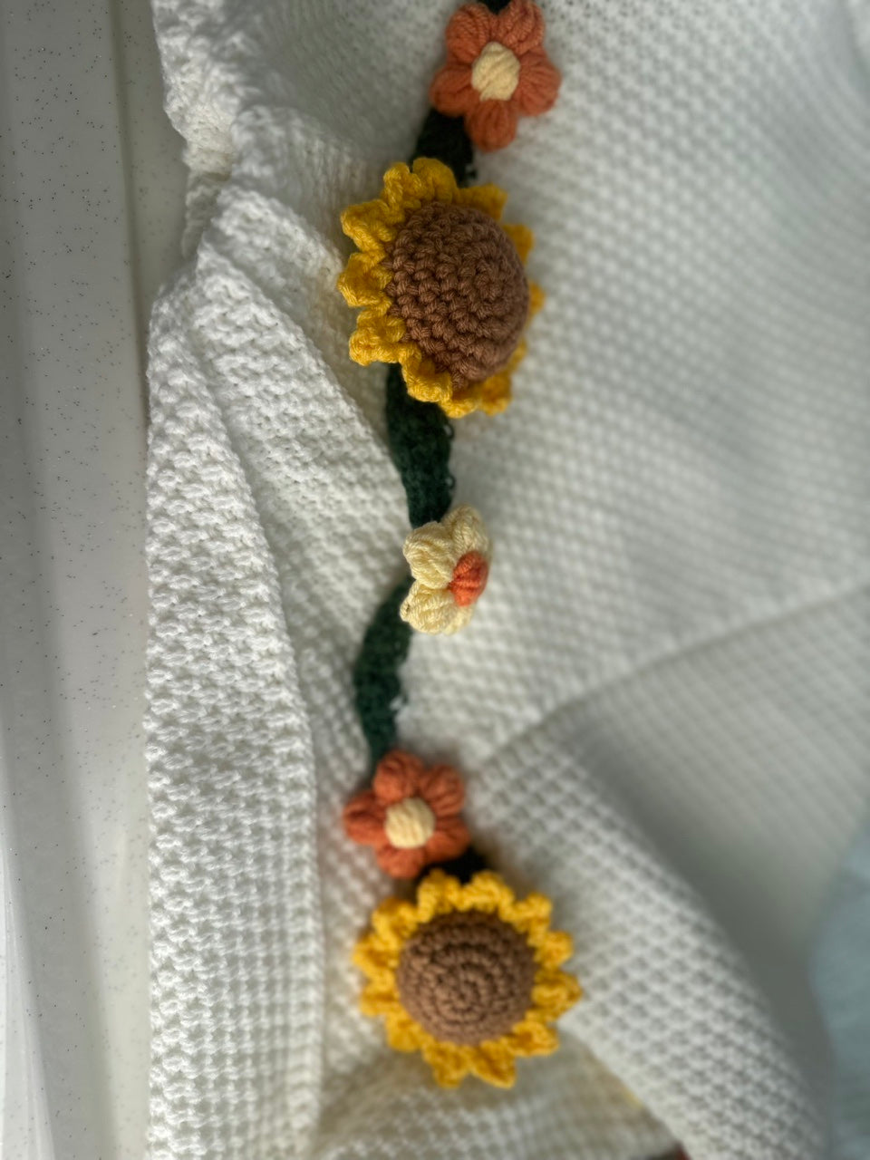 WrapTheLove Finished Handmade Crochet Sunflower Bouquet Blanket, Soft Knitted Throw Blanket, Romantic Gift for Birthday, Wedding, Valentine's Day, Mother's Day, Christmas for mum, daughter, girls, and sisters, friends